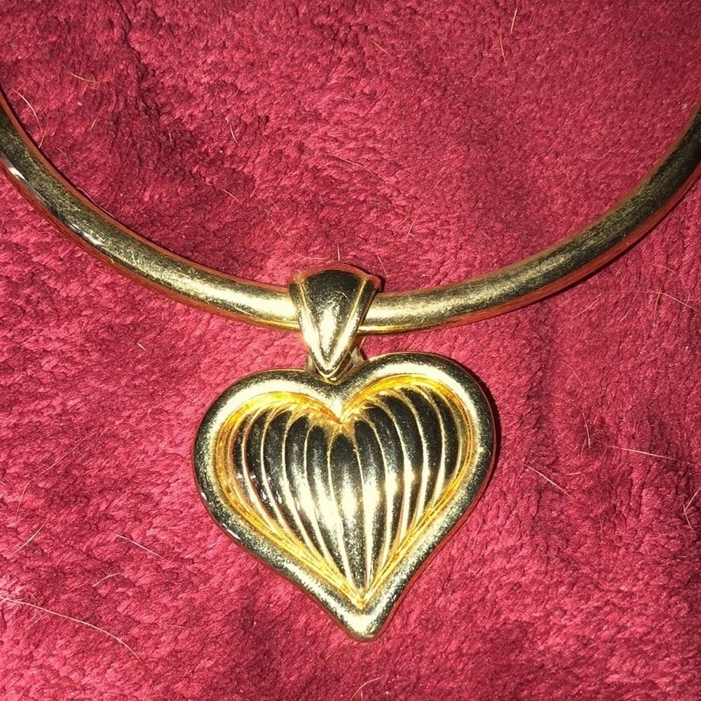 Floating puffed HEART gold tone flexible choker W/ reversible heart pendant